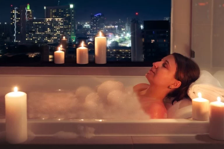8 Consigli per fare un bagno rilassante con candele ed essenze come in una Spa