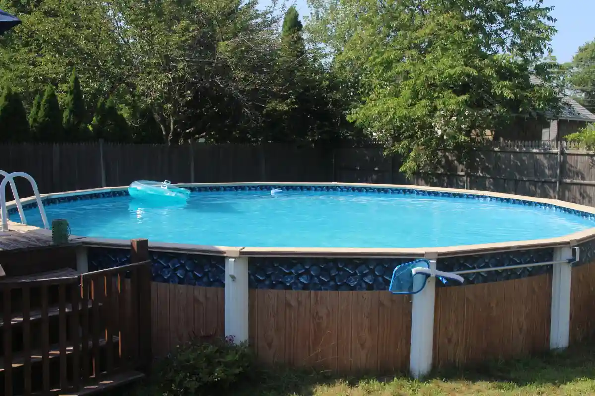 piscina fuori terra su pavimento in pendenza